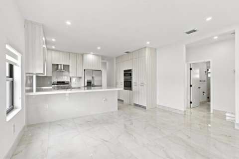 House in Miami, Florida 5 bedrooms, 173.73 sq.m. № 2247669 - photo 19