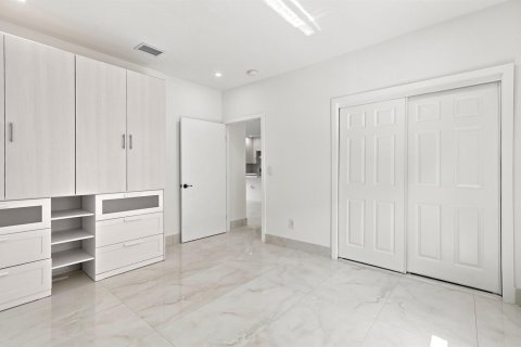 House in Miami, Florida 5 bedrooms, 173.73 sq.m. № 2247669 - photo 25