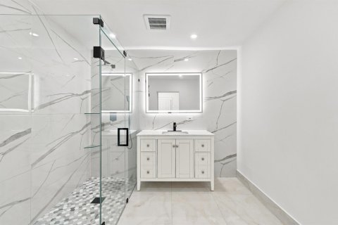 House in Miami, Florida 5 bedrooms, 173.73 sq.m. № 2247669 - photo 26