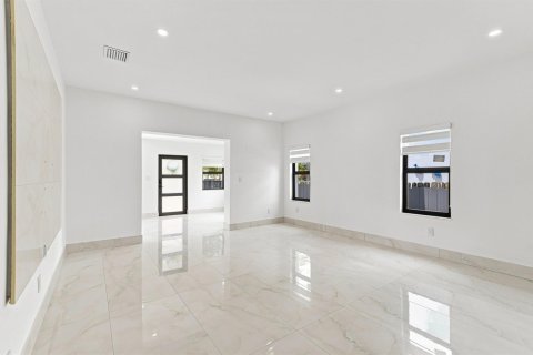 House in Miami, Florida 5 bedrooms, 173.73 sq.m. № 2247669 - photo 5