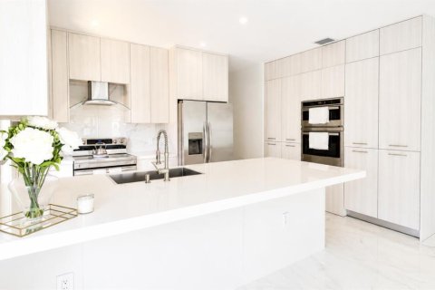 House in Miami, Florida 5 bedrooms, 173.73 sq.m. № 2247669
