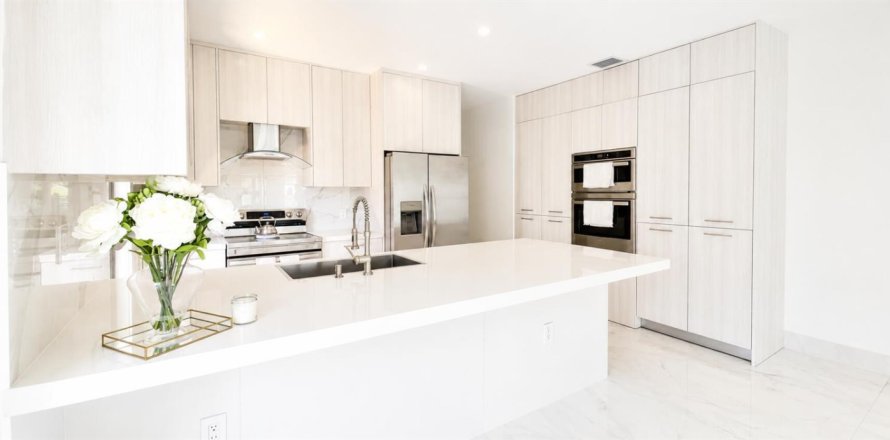 House in Miami, Florida 5 bedrooms, 173.73 sq.m. № 2247669