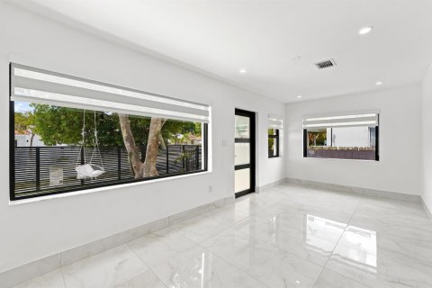 House in Miami, Florida 5 bedrooms, 173.73 sq.m. № 2247669 - photo 3