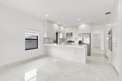 House in Miami, Florida 5 bedrooms, 173.73 sq.m. № 2247669 - photo 18