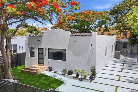 House in Miami, Florida 5 bedrooms, 173.73 sq.m. № 2247669 - photo 7