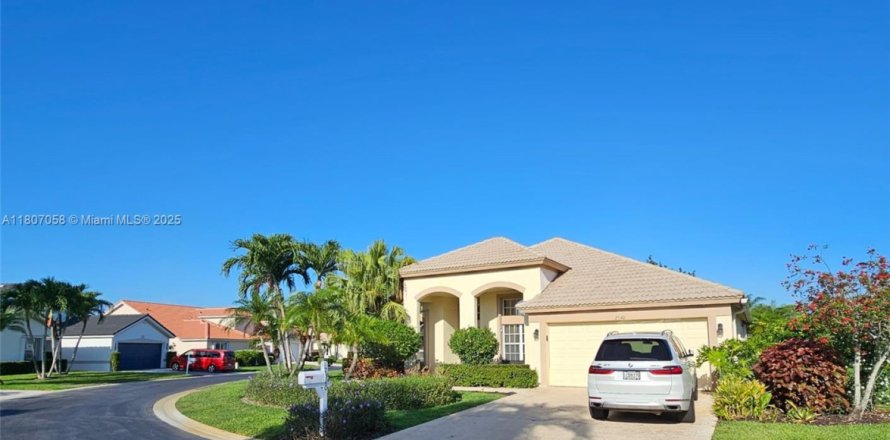 House in Greenacres, Florida 3 bedrooms, 195.09 sq.m. № 1739674