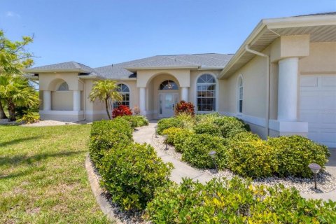 House in Rotonda, Florida 3 bedrooms, 277.78 sq.m. № 1781377 - photo 2