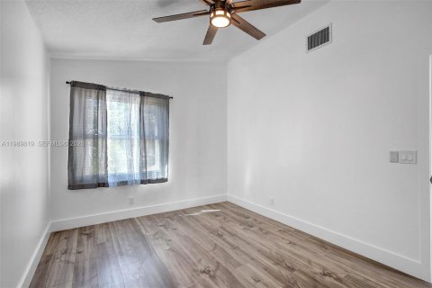 House in Greenacres, Florida 4 bedrooms, 206.24 sq.m. № 2057803 - photo 1