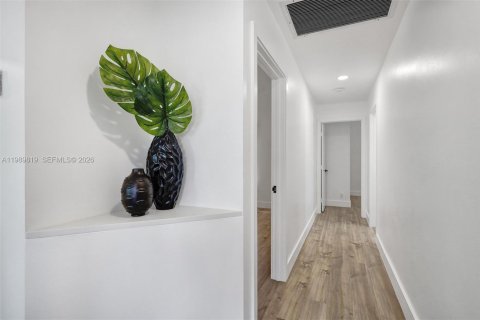 House in Greenacres, Florida 4 bedrooms, 206.24 sq.m. № 2057803 - photo 2