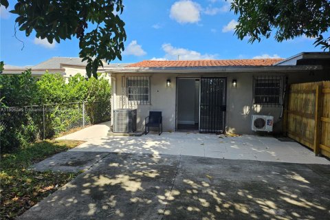 Commercial property in Miami, Florida 1 bedroom, 55.74 sq.m. № 1956895 - photo 2