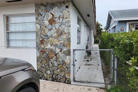 Commercial property in Miami, Florida 1 bedroom, 55.74 sq.m. № 1956895 - photo 1