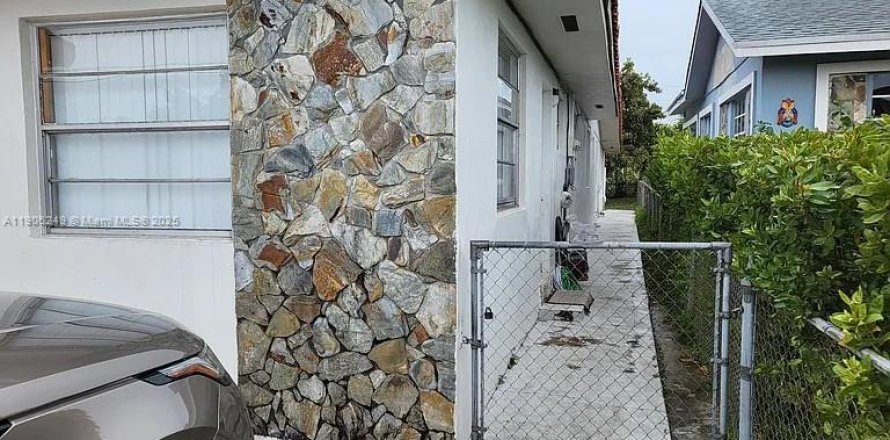 Commercial property in Miami, Florida 1 bedroom, 55.74 sq.m. № 1956895