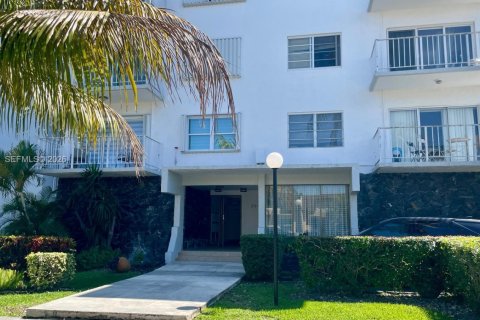 Copropriété à vendre à North Miami Beach, Floride: 2 chambres, 90.12 m2 № 2057653 - photo 3