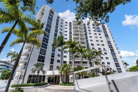 Condominio en Miami Beach, Florida, 2 dormitorios  № 1983856