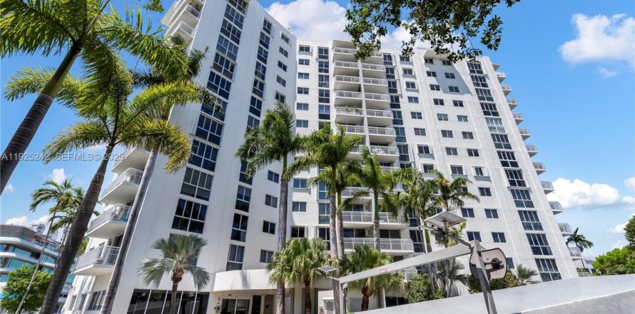Condominio en Miami Beach, Florida, 2 dormitorios № 1983856