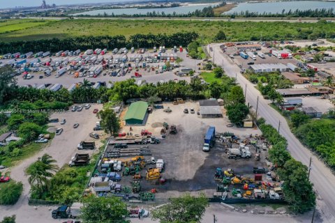 Купить коммерческую недвижимость в Майами, Флорида № 1962905 - фото 9