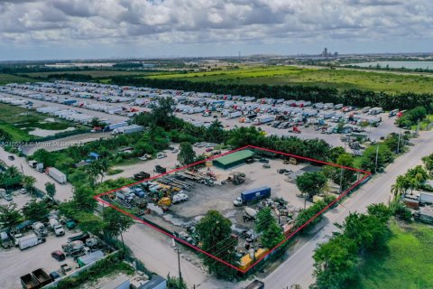 Купить коммерческую недвижимость в Майами, Флорида № 1962905 - фото 21