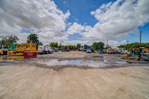 Купить коммерческую недвижимость в Майами, Флорида № 1962905 - фото 19