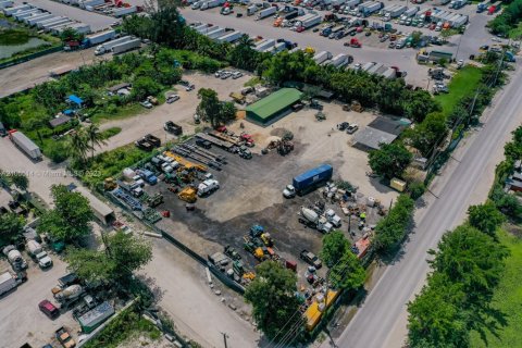 Купить коммерческую недвижимость в Майами, Флорида № 1962905 - фото 3