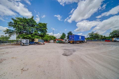 Купить коммерческую недвижимость в Майами, Флорида № 1962905 - фото 17