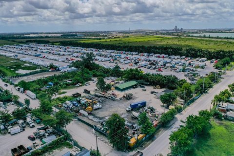 Купить коммерческую недвижимость в Майами, Флорида № 1962905 - фото 11