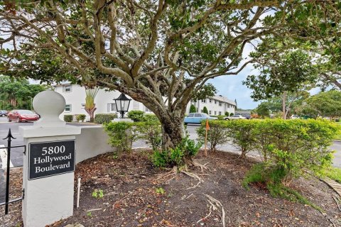 Condo in Sarasota, Florida, 1 bedroom № 2230807 - photo 28