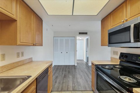 Condo in Sarasota, Florida, 1 bedroom № 2230807 - photo 14