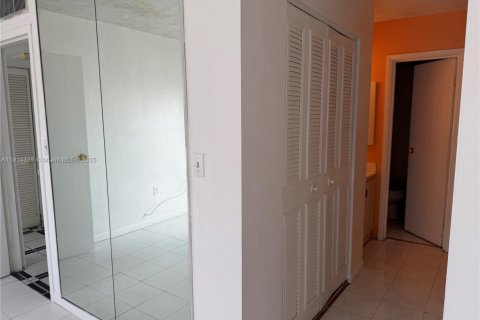 Apartment in Hialeah, Florida 2 bedrooms, 79.15 sq.m. № 1969947 - photo 8