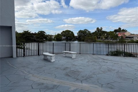 Apartment in Hialeah, Florida 2 bedrooms, 79.15 sq.m. № 1969947 - photo 13