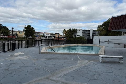 Apartment in Hialeah, Florida 2 bedrooms, 79.15 sq.m. № 1969947 - photo 11