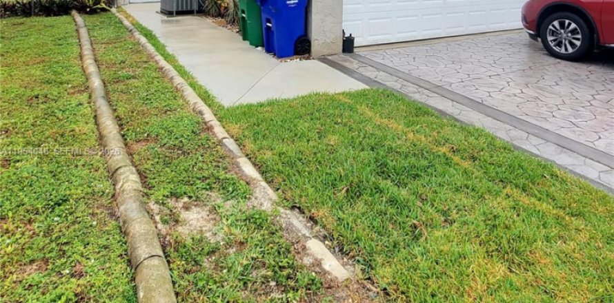 Propiedad comercial en Miramar, Florida 1 dormitorio, 46.45 m2 № 2020327