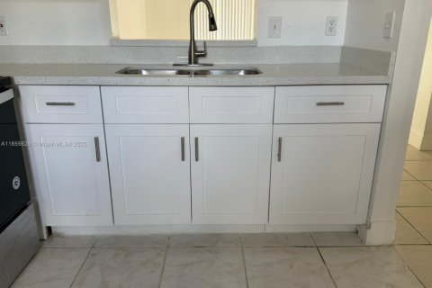 Condo in Miramar, Florida, 2 bedrooms  № 1877904 - photo 4