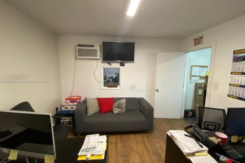 Commercial property in Miami, Florida № 1764677 - photo 5