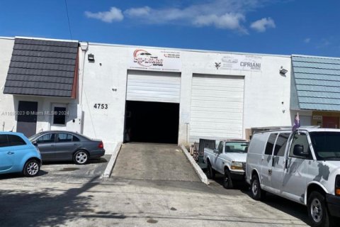 Commercial property in Miami, Florida № 1764677 - photo 1