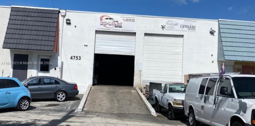 Commercial property in Miami, Florida № 1764677