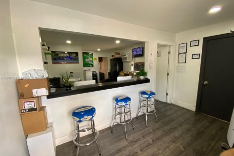 Commercial property in Miami, Florida № 1764677 - photo 2
