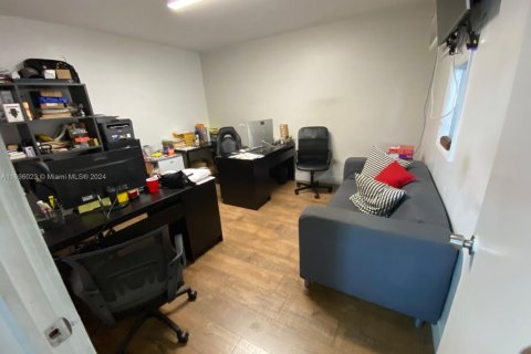 Commercial property in Miami, Florida № 1764677 - photo 3