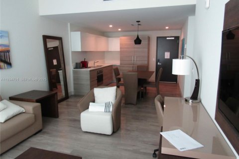 Hotel en venta en Hollywood, Florida, 1 dormitorio, 67.82 m2 № 1992920 - foto 1