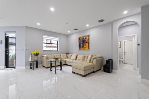 Villa ou maison à vendre à Hialeah, Floride: 5 chambres, 308.06 m2 № 2009485 - photo 6