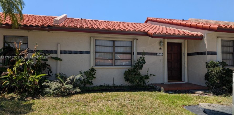 Townhouse in Cooper City, Florida 2 bedrooms, 112.04 sq.m. № 1699508