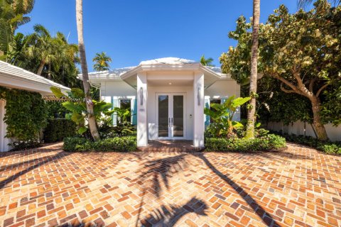 House in West Palm Beach, Florida 6 bedrooms, 478.26 sq.m. № 2146827 - photo 8