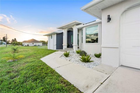 House in Punta Gorda, Florida 3 bedrooms, 189.99 sq.m. № 1914811 - photo 5