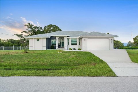House in Punta Gorda, Florida 3 bedrooms, 189.99 sq.m. № 1914811 - photo 1