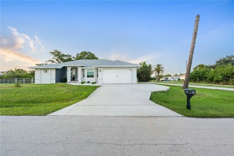 House in Punta Gorda, Florida 3 bedrooms, 189.99 sq.m. № 1914811 - photo 2