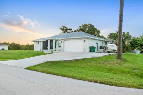 House in Punta Gorda, Florida 3 bedrooms, 189.99 sq.m. № 1914811 - photo 3