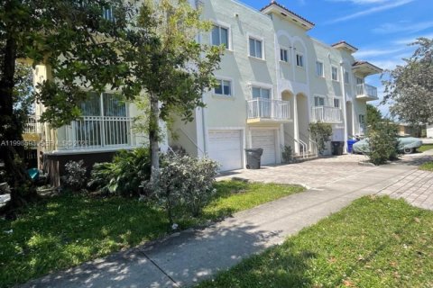 Touwnhouse à vendre à Hollywood, Floride: 3 chambres, 199.74 m2 № 2060469 - photo 2