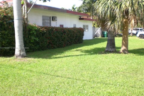 Villa ou maison à vendre à Sunny Isles Beach, Floride: 6 chambres № 1985369 - photo 2