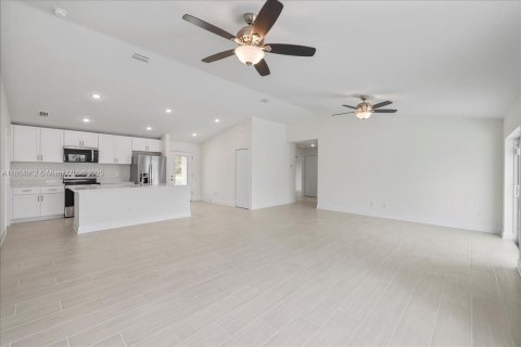 Villa ou maison à vendre à Cape Coral, Floride: 4 chambres, 164.16 m2 № 1893278 - photo 12