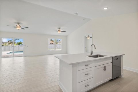 Villa ou maison à vendre à Cape Coral, Floride: 4 chambres, 164.16 m2 № 1893278 - photo 8