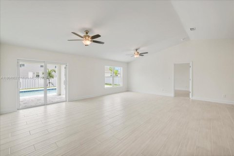 Villa ou maison à vendre à Cape Coral, Floride: 4 chambres, 164.16 m2 № 1893278 - photo 10